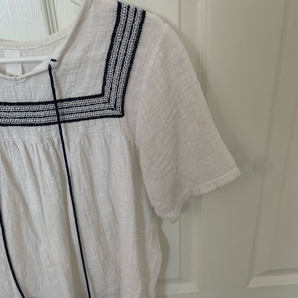 White and blue blouse - Picture 4 of 4